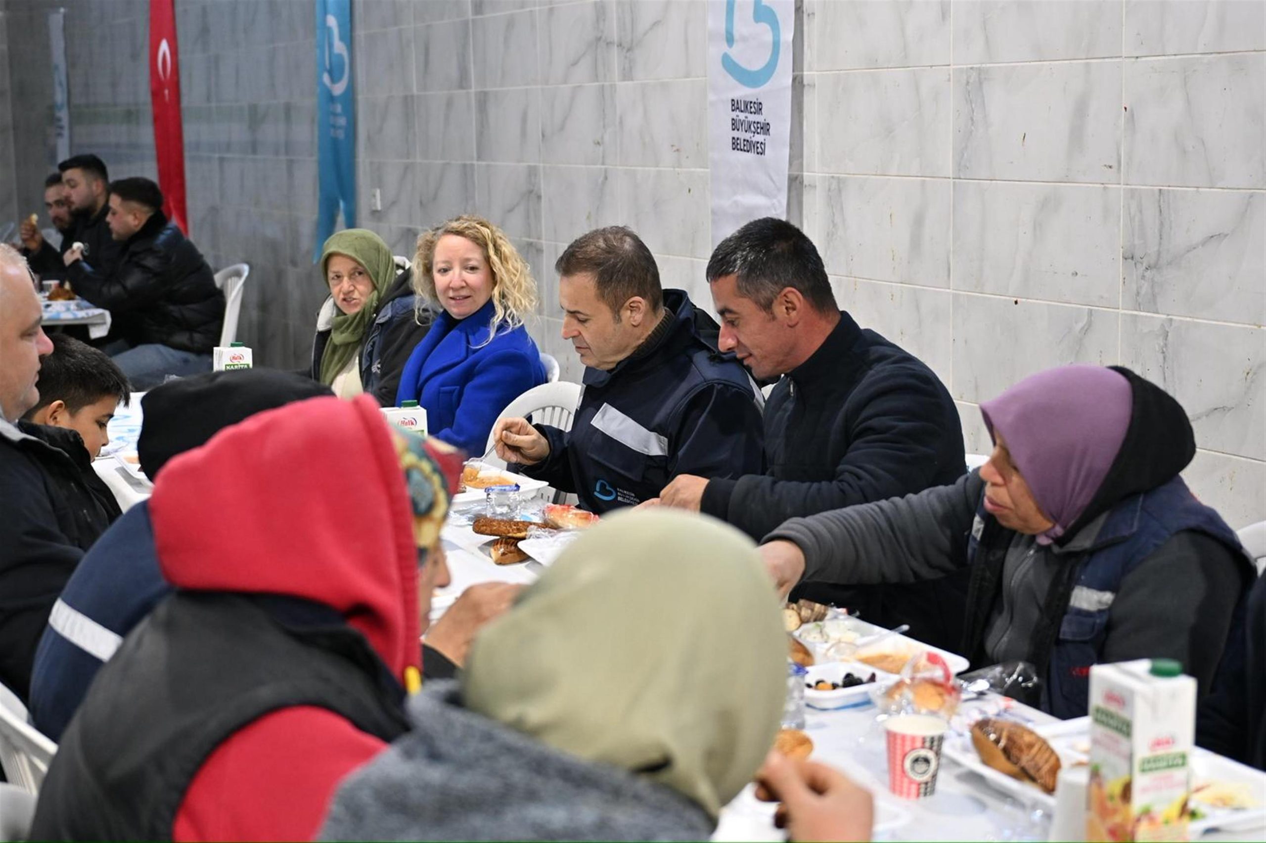 baskan_akin_sahurunu_hal_esnafiyla_birlikte_yapti_10