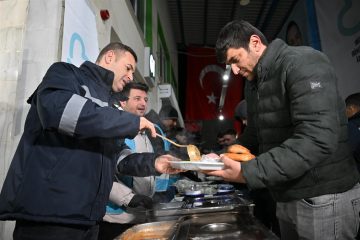 baskan_akin_sahurunu_hal_esnafiyla_birlikte_yapti_13
