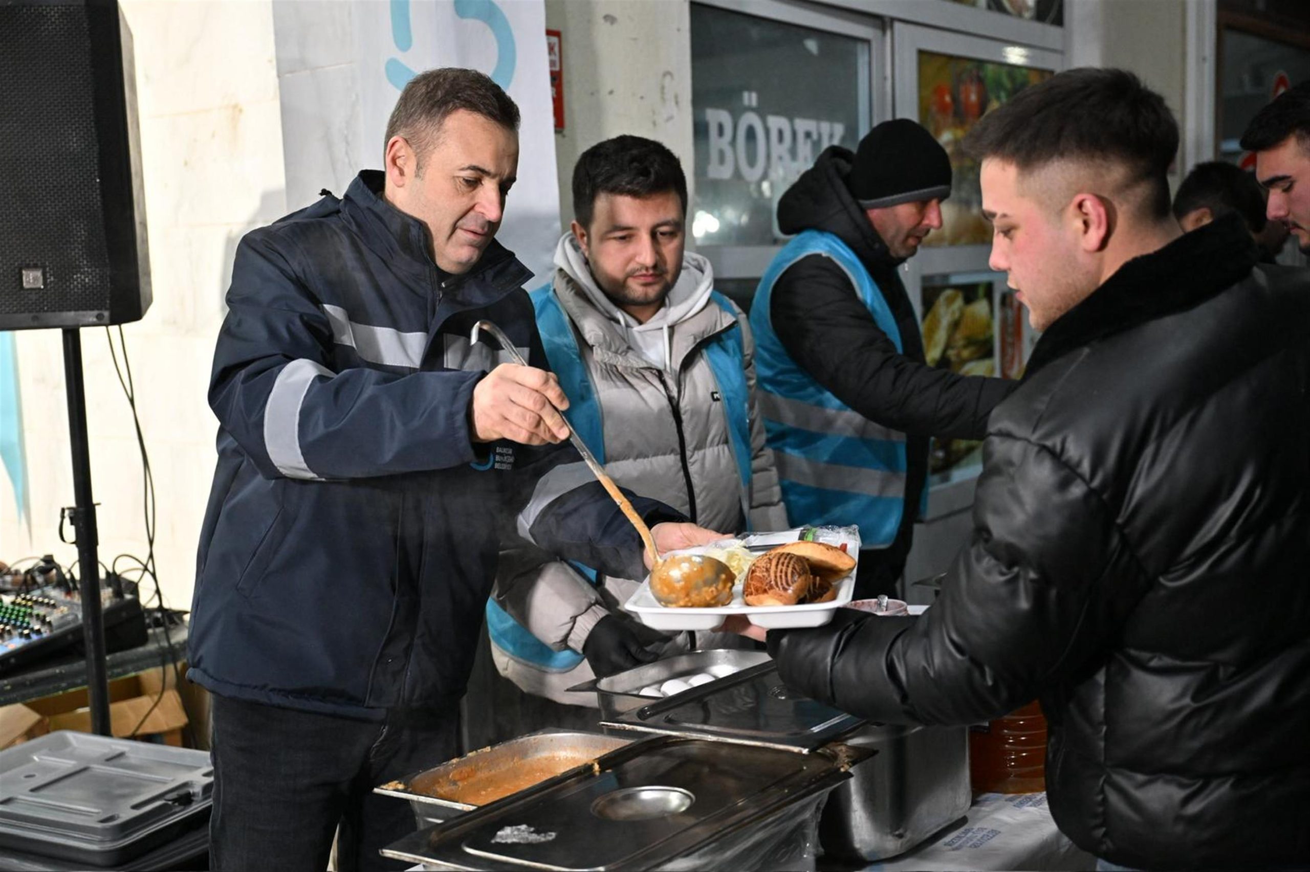 Ahmet Akın’dan Hal Esnafına Sahur Sürprizi: Çiftçi Kazanacak