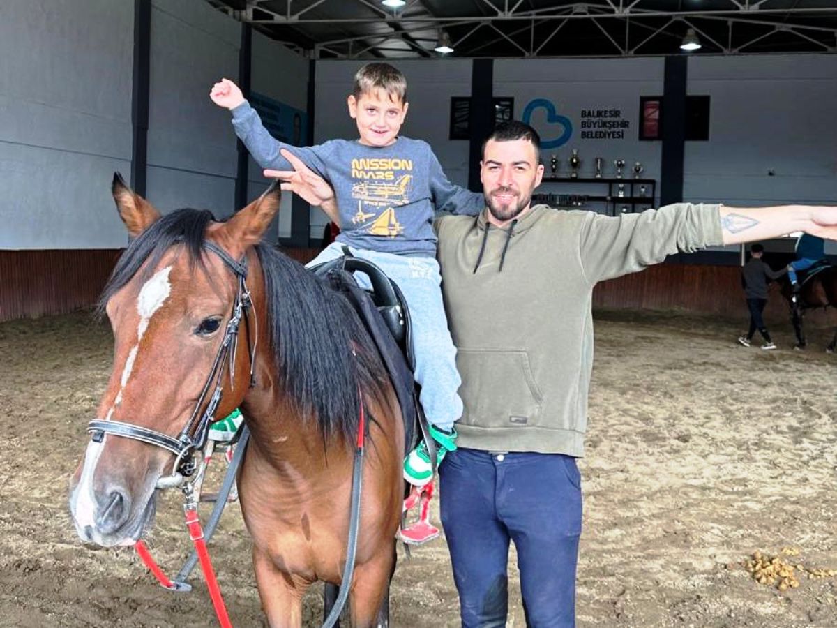 baskan_akinin_ornek_projesiyle_korkular_sevgiye_donustu_1 Başkan Akın’ın Örnek Projesiyle Korkular Sevgiye Dönüştü: Engelsiz Binicilik 🐎