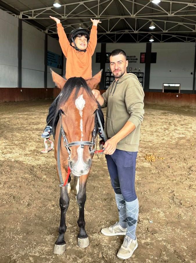 baskan_akinin_ornek_projesiyle_korkular_sevgiye_donustu_8 Başkan Akın’ın Örnek Projesiyle Korkular Sevgiye Dönüştü: Engelsiz Binicilik 🐎