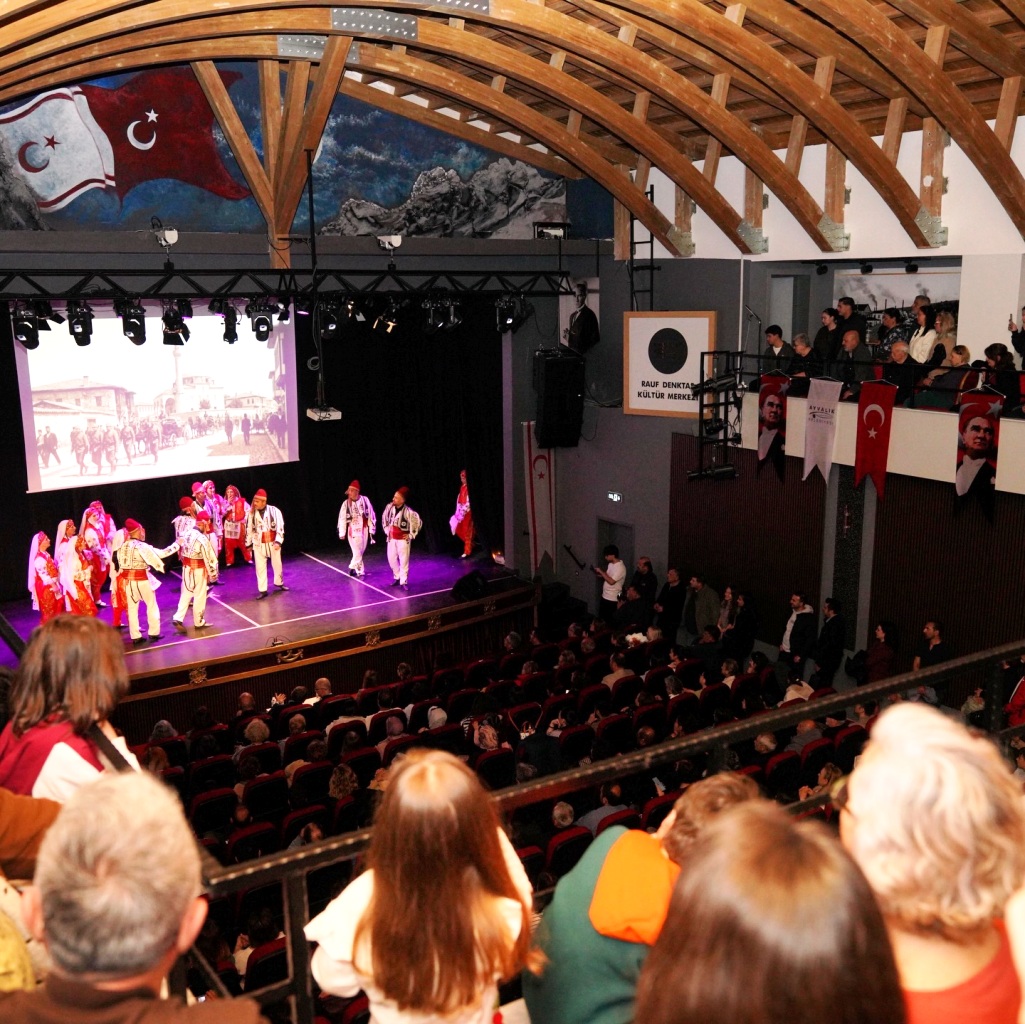 04 Çanakkale Zaferi sahnede: Ayvalık’ta tam not