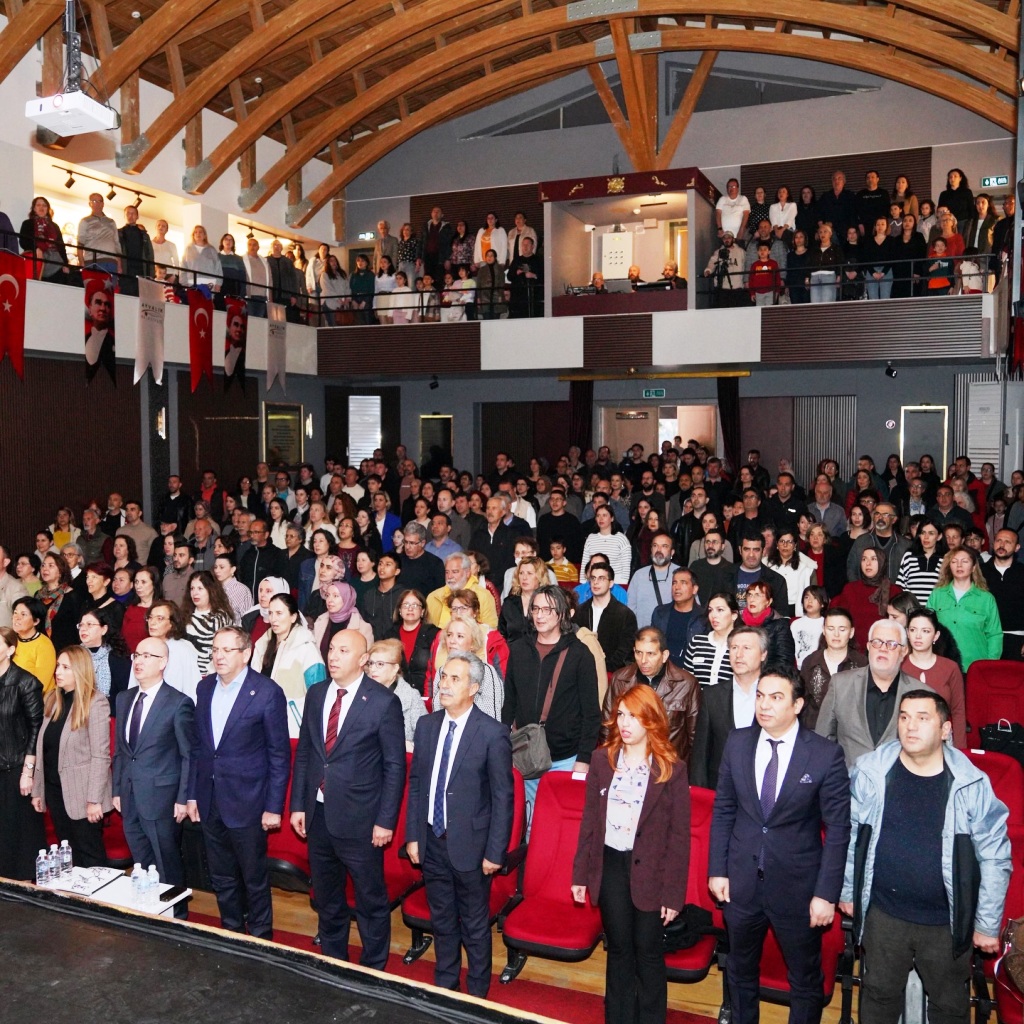 05 Çanakkale Zaferi sahnede: Ayvalık’ta tam not