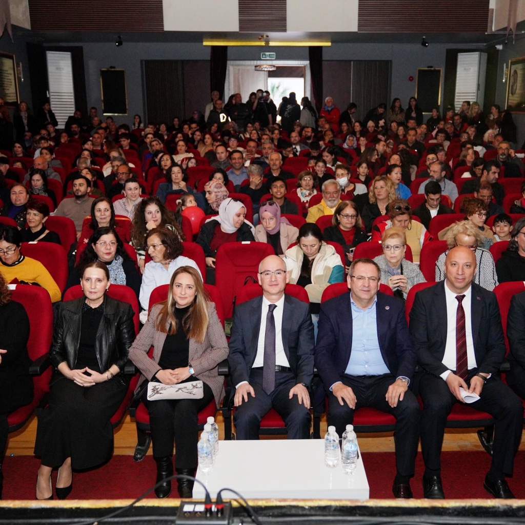 07 Çanakkale Zaferi sahnede: Ayvalık’ta tam not