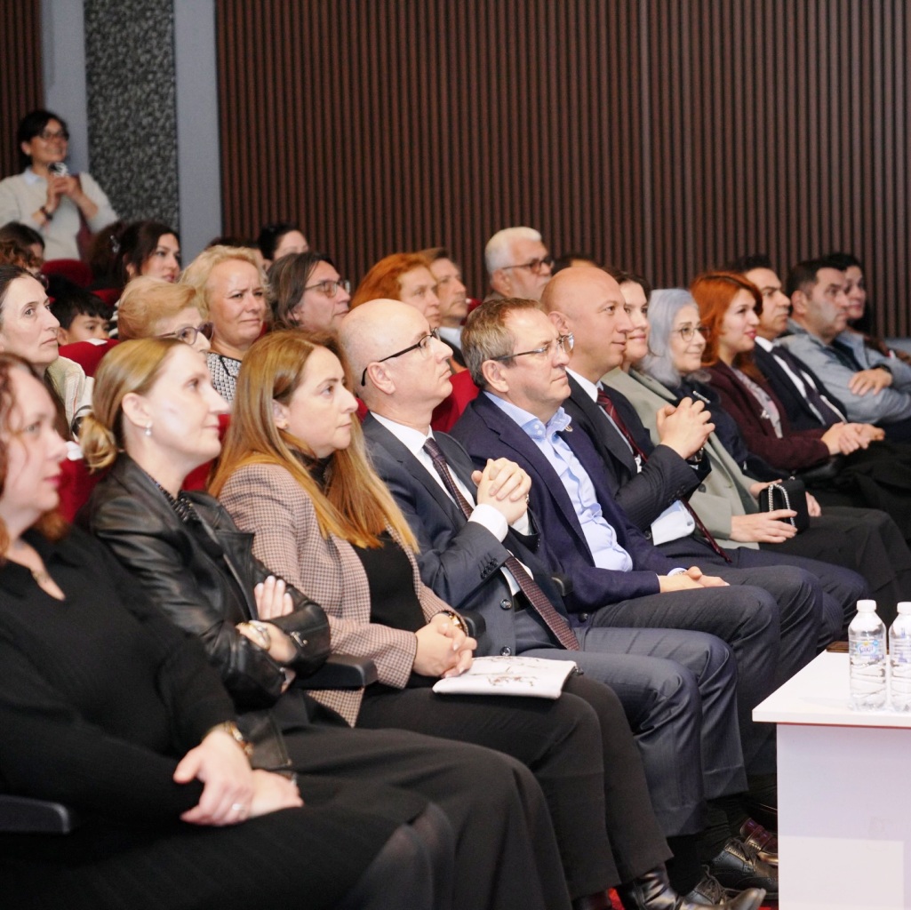 08 Çanakkale Zaferi sahnede: Ayvalık’ta tam not