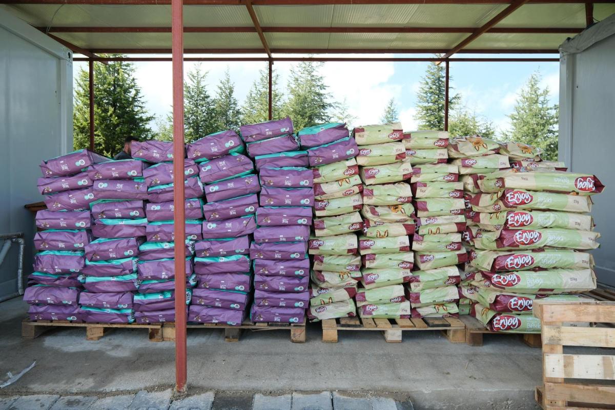 1-6 Altıeylül hayvan barınağına 2 ton mama desteği