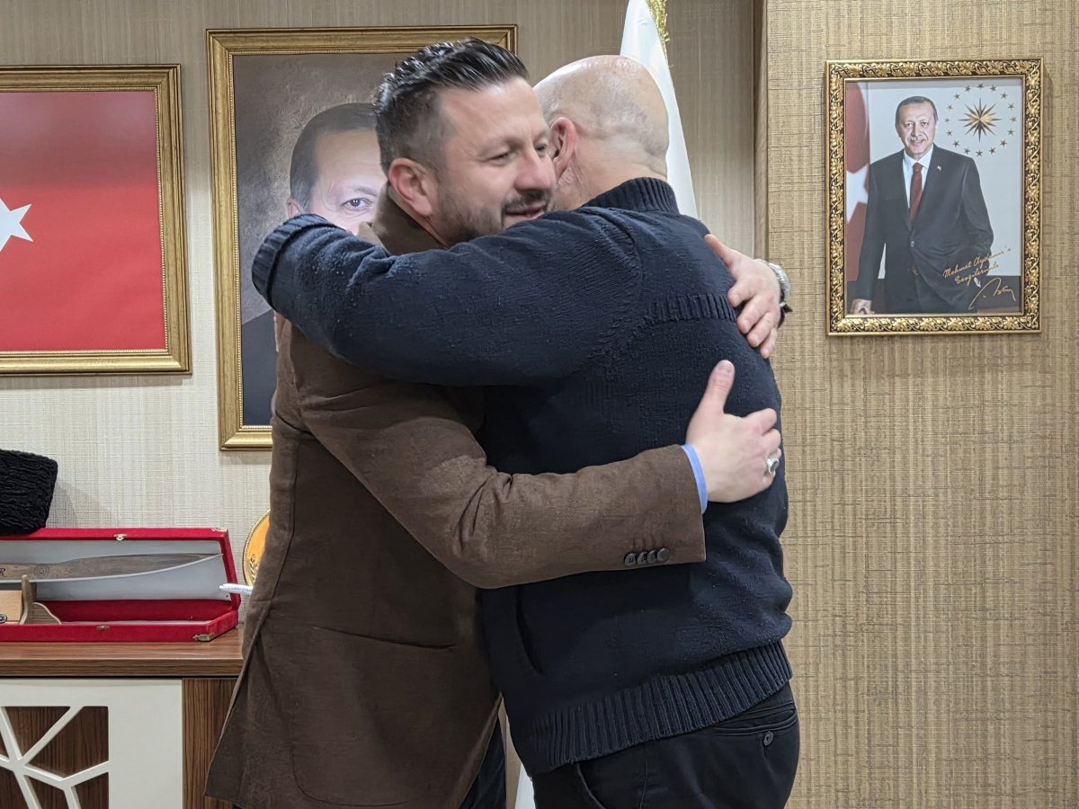 20260404_004553 Balıkesir AK Parti'ye 3 Kritik Katılım: Rozetleri Aydemir Taktı