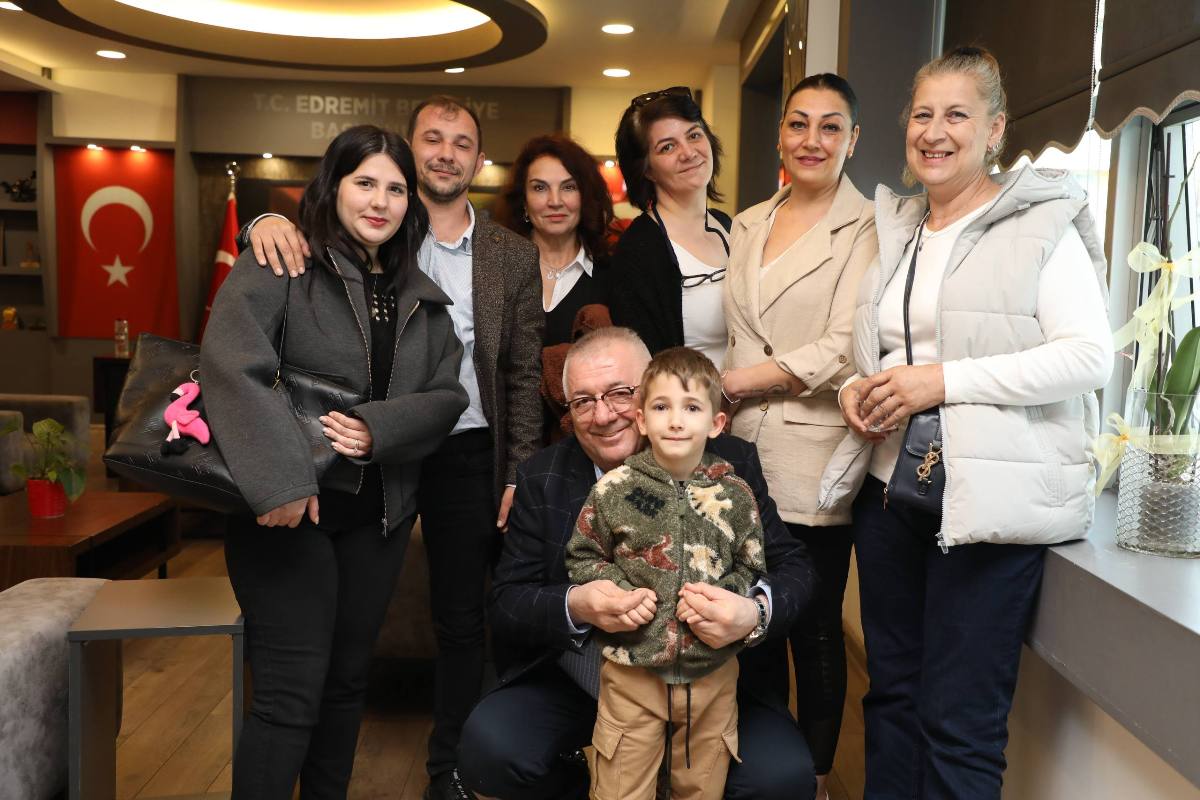 BASKAN-MEHMET-ERTAS-HAYVANSEVERLERLE-BIR-ARAYA-GELDI-2 Mehmet Ertaş Hayvanseverlerle Kritik Toplantı Yaptı