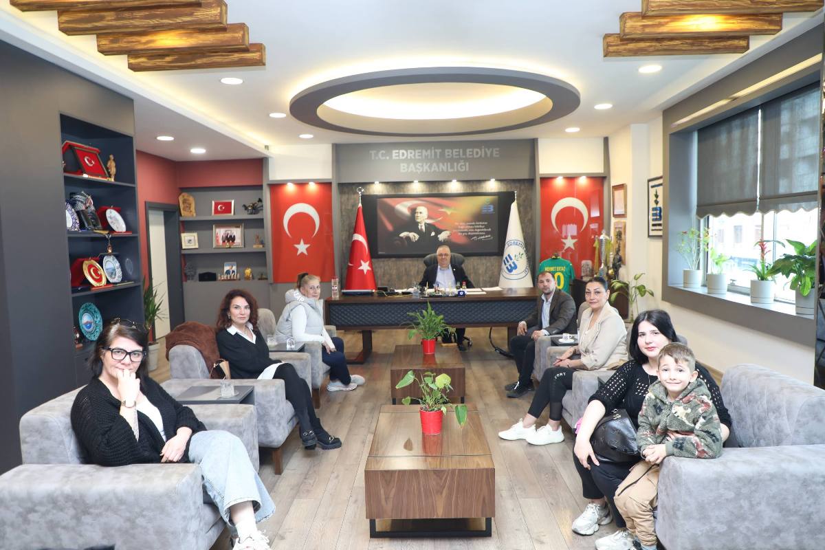 BASKAN-MEHMET-ERTAS-HAYVANSEVERLERLE-BIR-ARAYA-GELDI-3 Mehmet Ertaş Hayvanseverlerle Kritik Toplantı Yaptı