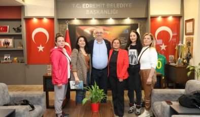 Mehmet Ertaş Hayvanseverlerle Kritik Toplantı Yaptı