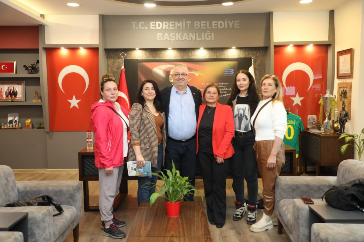 BASKAN-MEHMET-ERTAS-HAYVANSEVERLERLE-BIR-ARAYA-GELDI-4 Mehmet Ertaş Hayvanseverlerle Kritik Toplantı Yaptı