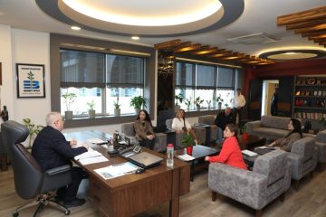 BASKAN-MEHMET-ERTAS-HAYVANSEVERLERLE-BIR-ARAYA-GELDI-5-360x240 Mehmet Ertaş Hayvanseverlerle Kritik Toplantı Yaptı