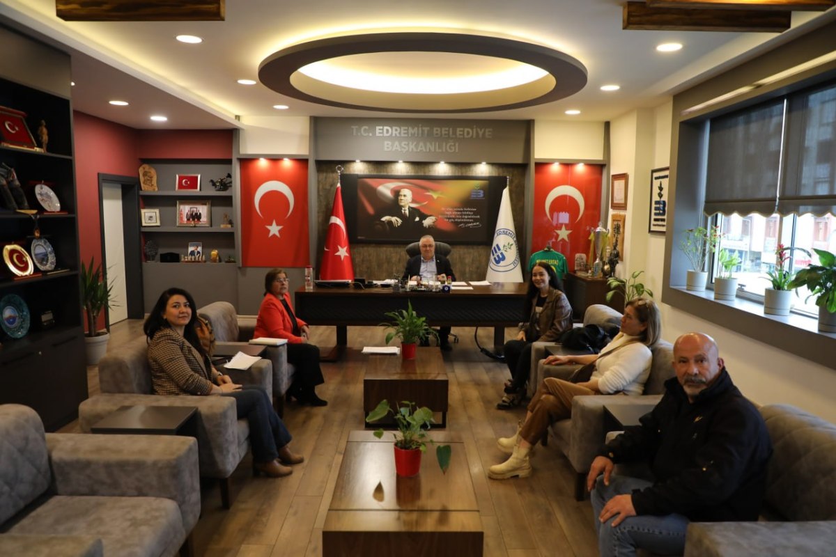 BASKAN-MEHMET-ERTAS-HAYVANSEVERLERLE-BIR-ARAYA-GELDI-6 Mehmet Ertaş Hayvanseverlerle Kritik Toplantı Yaptı