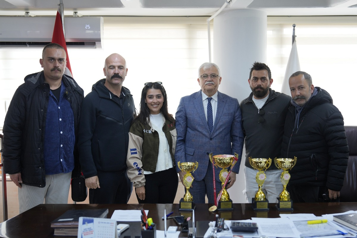 Burhaniye-Belediyespor-il-birincisi Burhaniye Belediyespor İl Birincisi Oldu