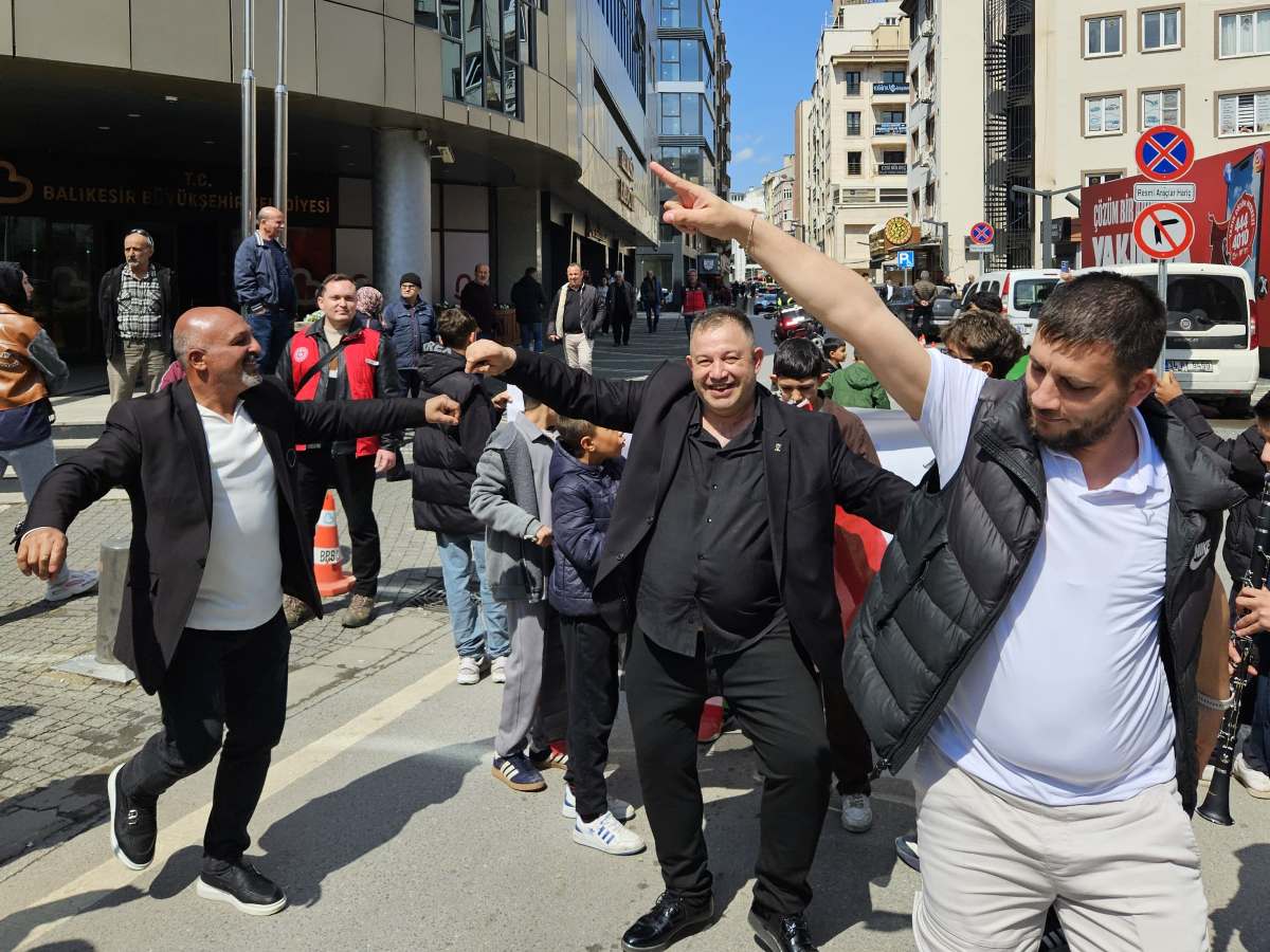 Mehmet-Aydemir-Roman-Havasiyla-Costu-12 Mehmet Aydemir Roman Havası Oynadı! Coşku Zirvede