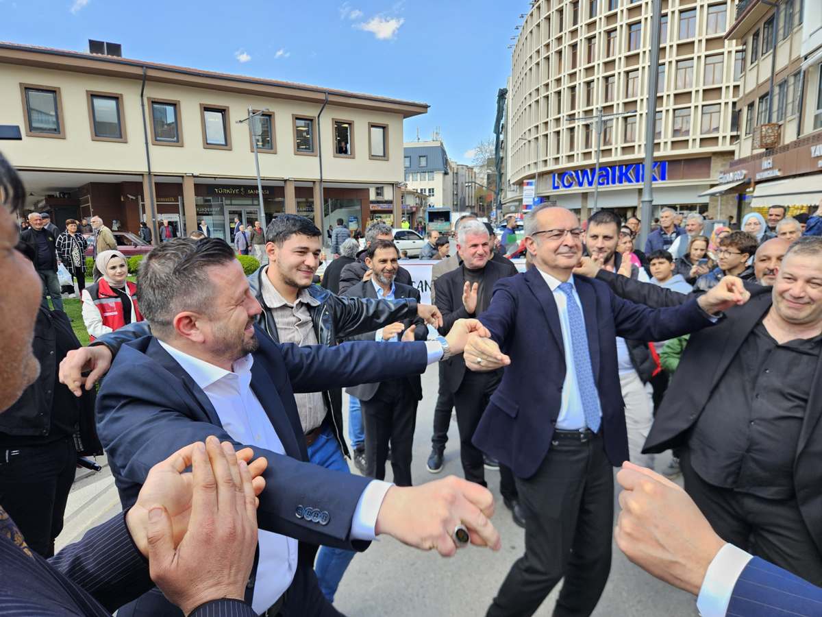 Mehmet-Aydemir-Roman-Havasiyla-Costu-3 Mehmet Aydemir Roman Havası Oynadı! Coşku Zirvede