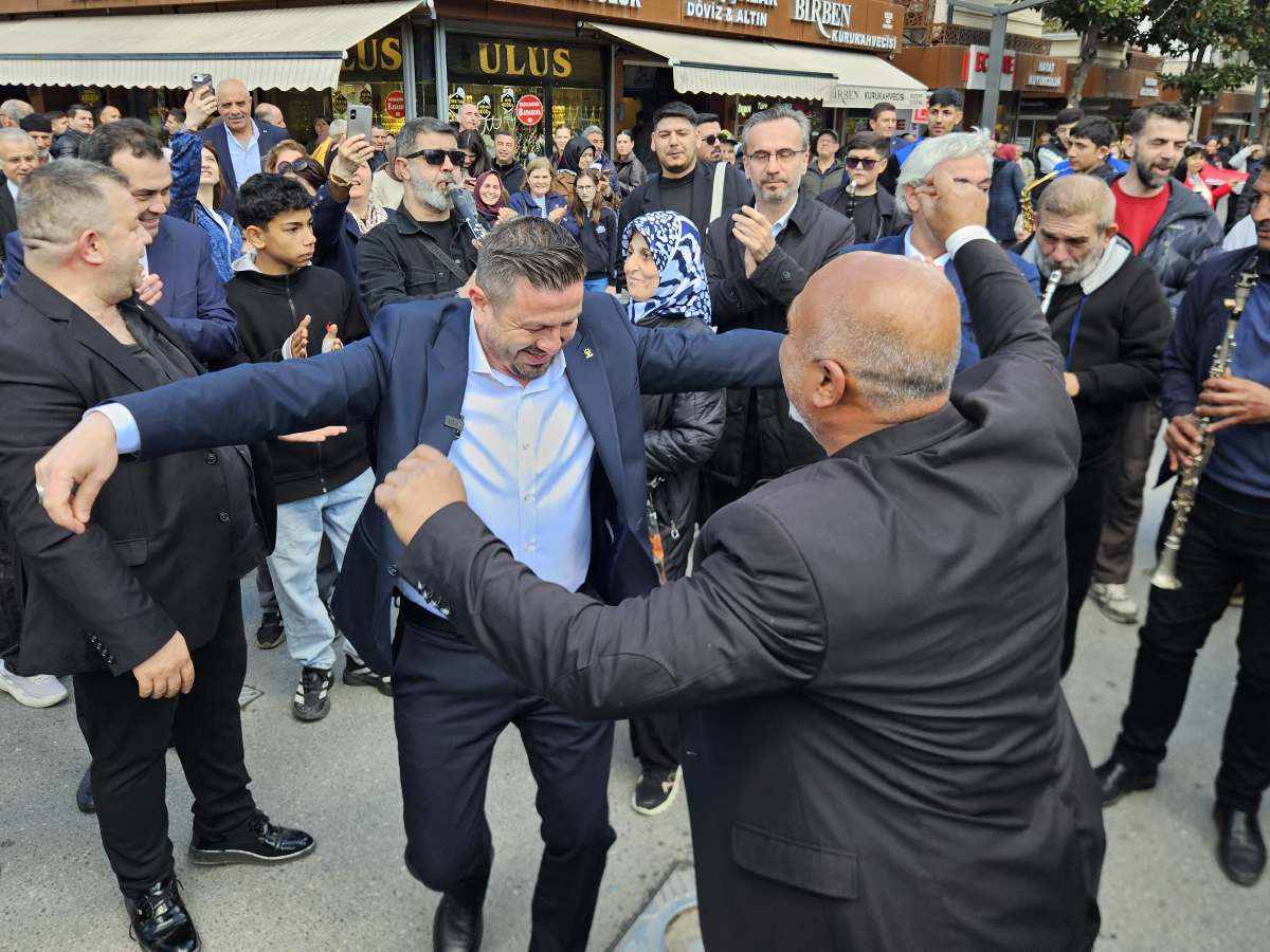 Mehmet-Aydemir-Roman-Havasiyla-Costu-5 Mehmet Aydemir Roman Havası Oynadı! Coşku Zirvede