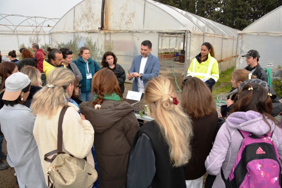 balikesir_buyuksehir_belediyesi_kursiyerlerini_donanimli_bir_egitimden_geciriyor_12_medium Tıbbi Aromatik Bitkiler Kursu 80 Kişiyle Tamamlandı