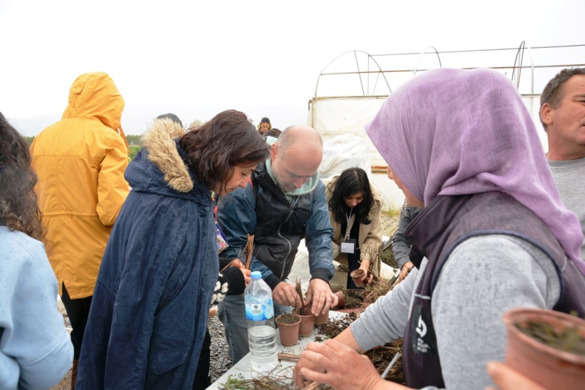 balikesir_buyuksehir_belediyesi_kursiyerlerini_donanimli_bir_egitimden_geciriyor_13_medium Tıbbi Aromatik Bitkiler Kursu 80 Kişiyle Tamamlandı