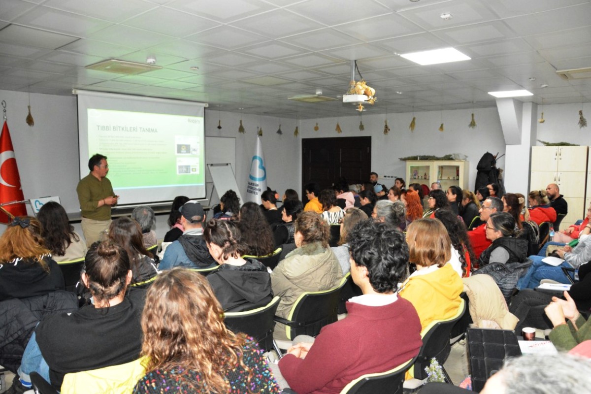 balikesir_buyuksehir_belediyesi_kursiyerlerini_donanimli_bir_egitimden_geciriyor_16_medium Tıbbi Aromatik Bitkiler Kursu 80 Kişiyle Tamamlandı