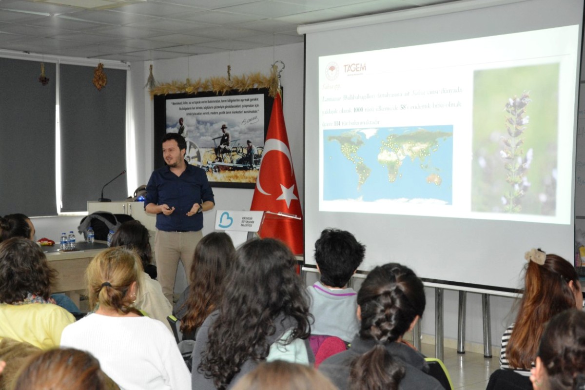 balikesir_buyuksehir_belediyesi_kursiyerlerini_donanimli_bir_egitimden_geciriyor_20_medium Tıbbi Aromatik Bitkiler Kursu 80 Kişiyle Tamamlandı