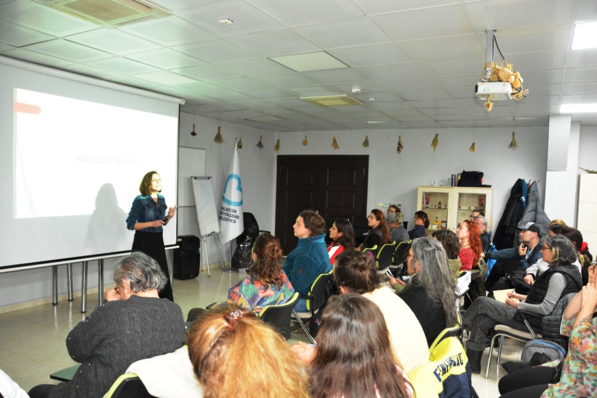 balikesir_buyuksehir_belediyesi_kursiyerlerini_donanimli_bir_egitimden_geciriyor_25_medium Tıbbi Aromatik Bitkiler Kursu 80 Kişiyle Tamamlandı