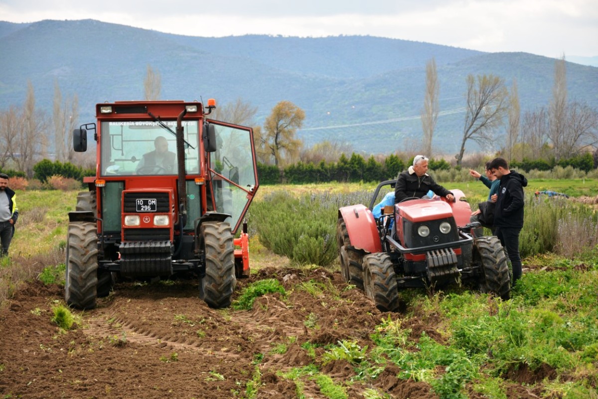 balikesir_buyuksehir_belediyesi_kursiyerlerini_donanimli_bir_egitimden_geciriyor_8_medium Tıbbi Aromatik Bitkiler Kursu 80 Kişiyle Tamamlandı