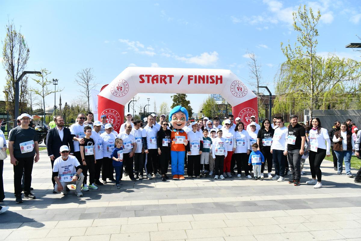 balikesirde_adimlar_otizm_farkindaligi_icin_atildi_8 Balıkesir'de Adımlar Bu Kez "Farklılıklar" İçin Atıldı