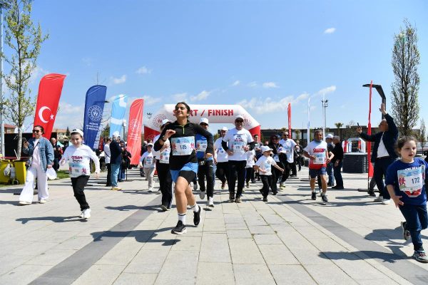 balikesirde_adimlar_otizm_farkindaligi_icin_atildi_9-600x400 Balıkesir'de Adımlar Bu Kez "Farklılıklar" İçin Atıldı