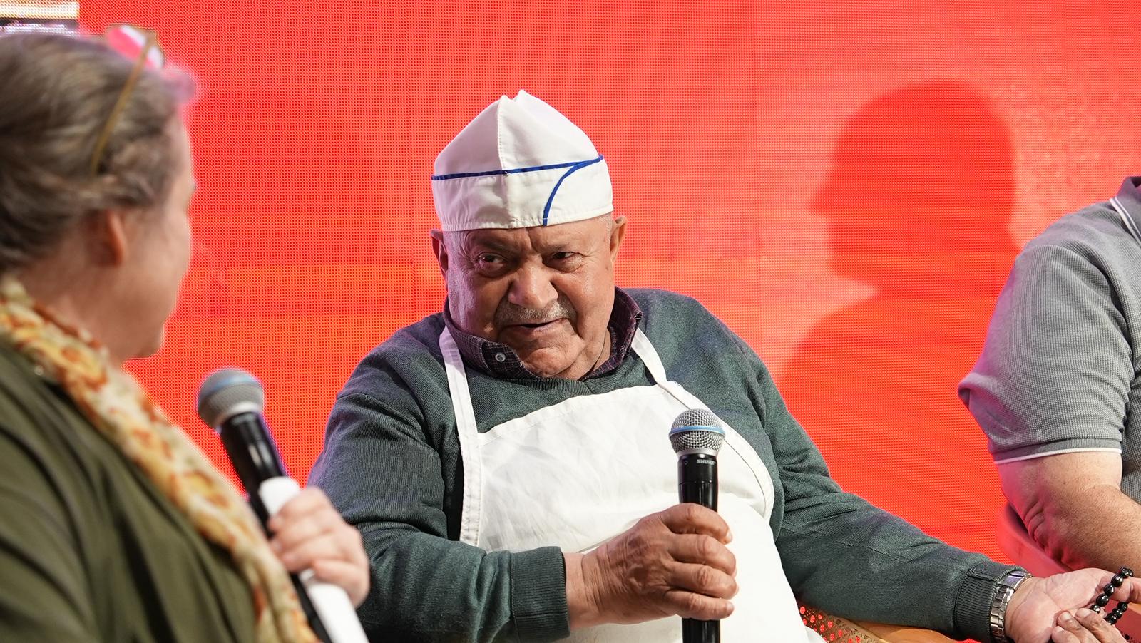 01 Esat Özağra