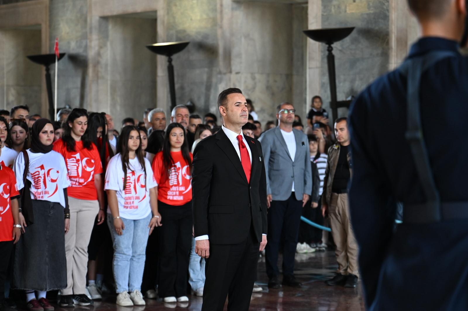 baskan_akin_ve_1071_balikesirli_genc_anitkabirde_1