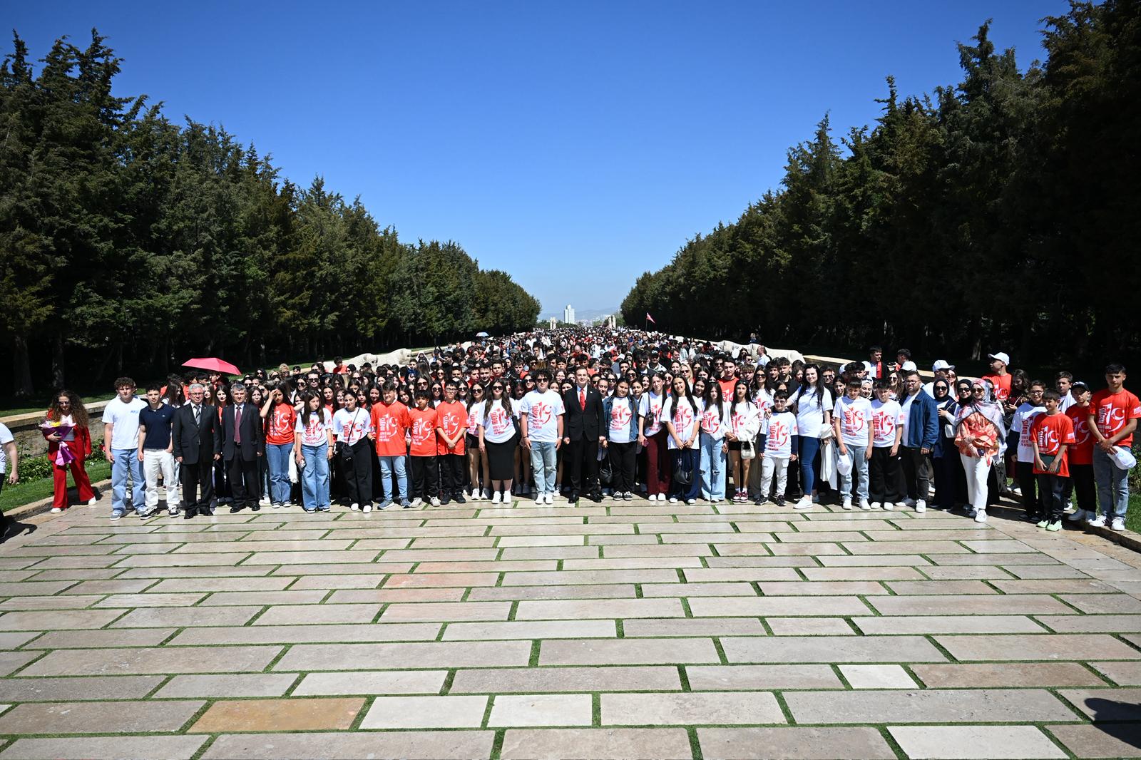 baskan_akin_ve_1071_balikesirli_genc_anitkabirde_11