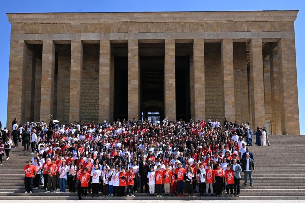 baskan_akin_ve_1071_balikesirli_genc_anitkabirde_12