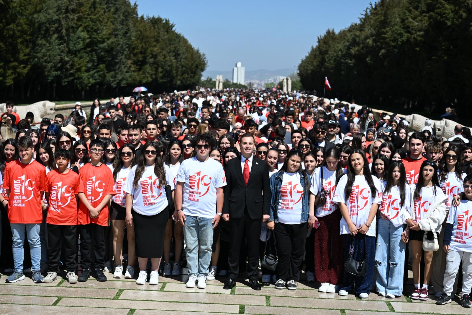 baskan_akin_ve_1071_balikesirli_genc_anitkabirde_3