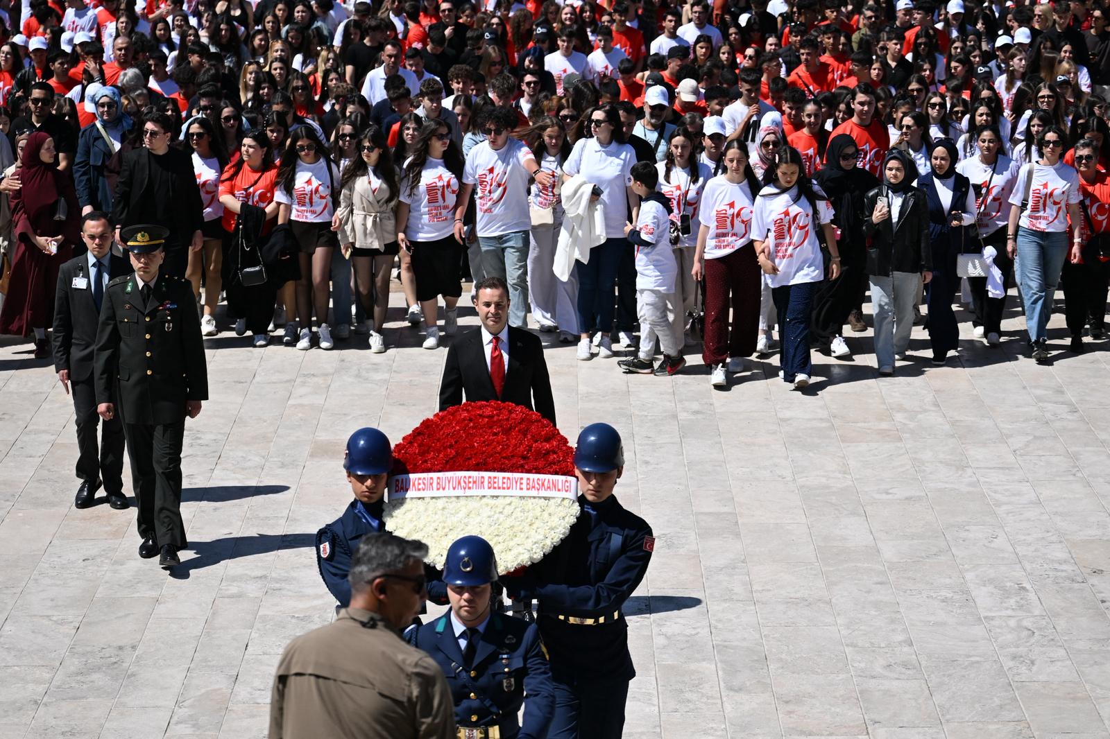baskan_akin_ve_1071_balikesirli_genc_anitkabirde_5