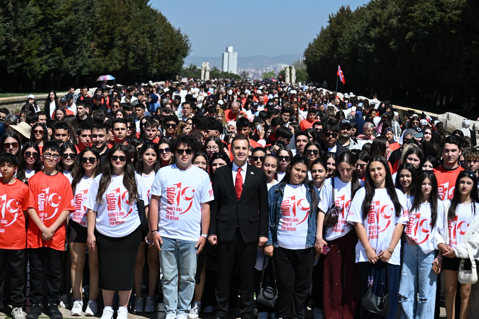 baskan_akin_ve_1071_balikesirli_genc_anitkabirde_6