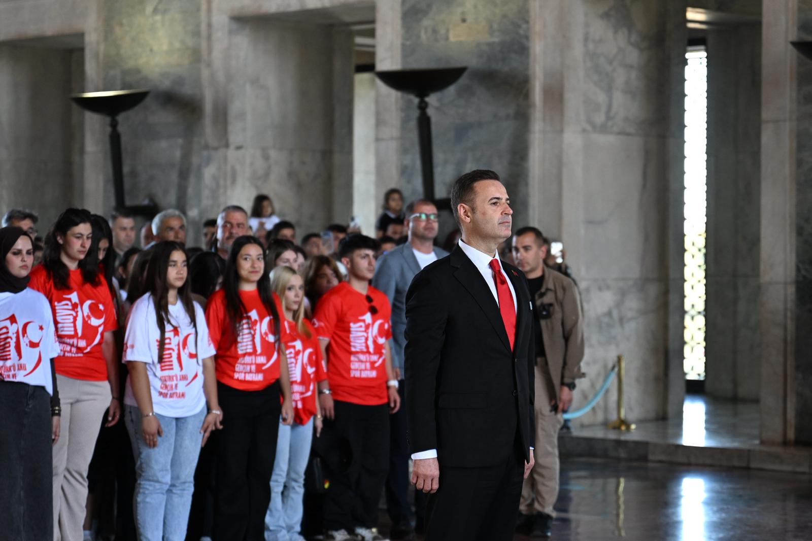 baskan_akin_ve_1071_balikesirli_genc_anitkabirde_7