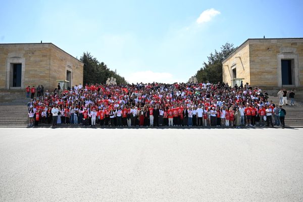 baskan_akin_ve_1071_balikesirli_genc_anitkabirde_8
