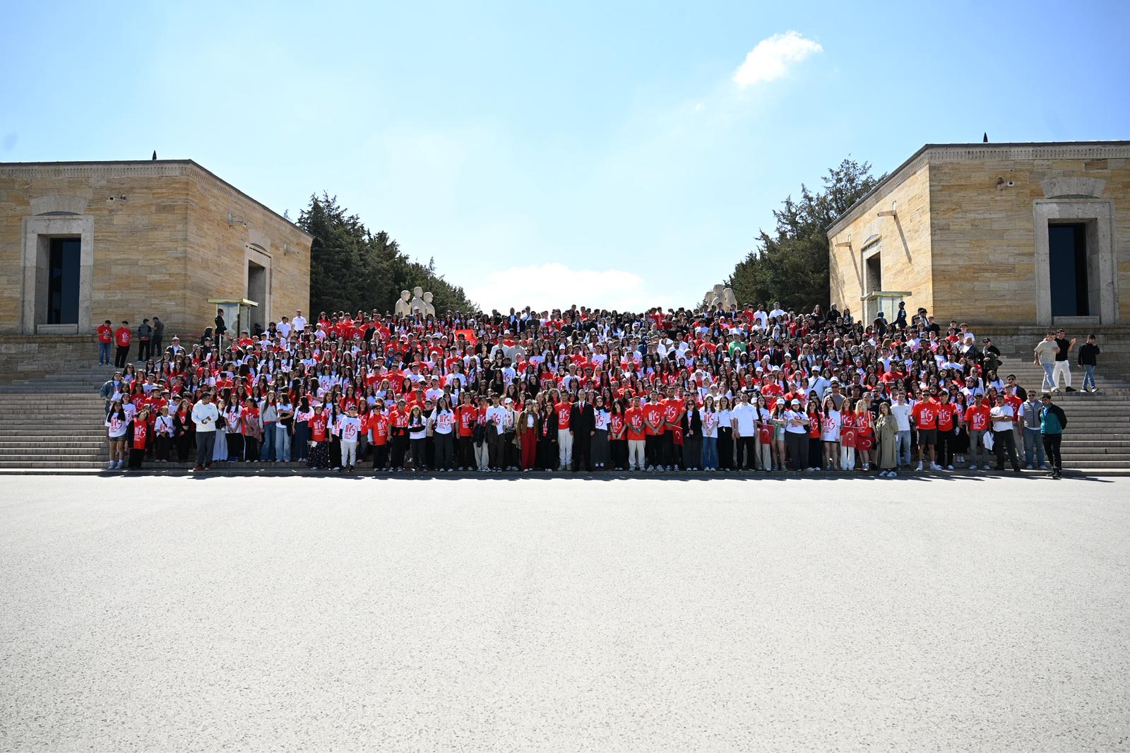 baskan_akin_ve_1071_balikesirli_genc_anitkabirde_8
