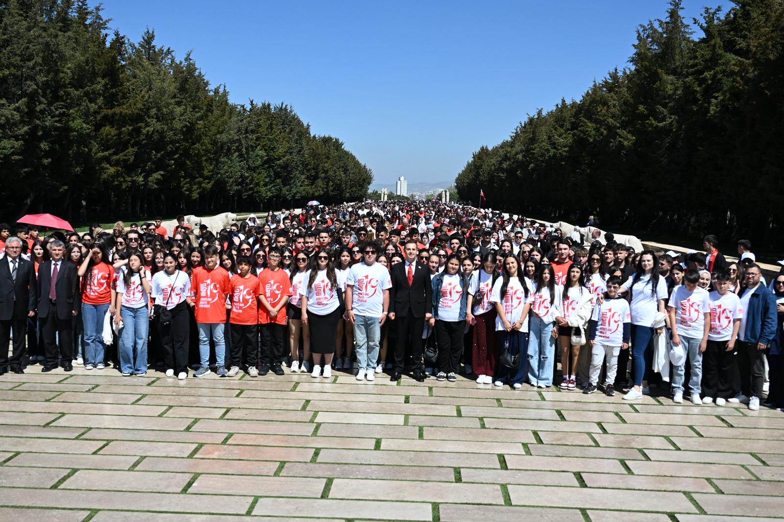 baskan_akin_ve_1071_balikesirli_genc_anitkabirde_9