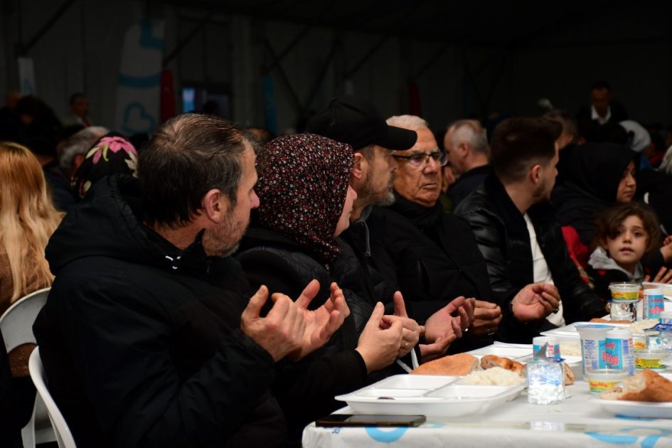 buyuksehir_ilk_iftarini_vatandaslariyla_gerceklestirdi_5_medium-945x630