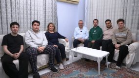 Ertaş öğrencilerin evinde iftar yaptı: Sofrada sürpriz davet