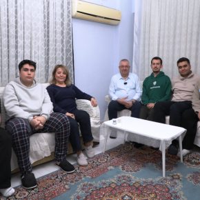 Ertaş öğrencilerin evinde iftar yaptı: Sofrada sürpriz davet